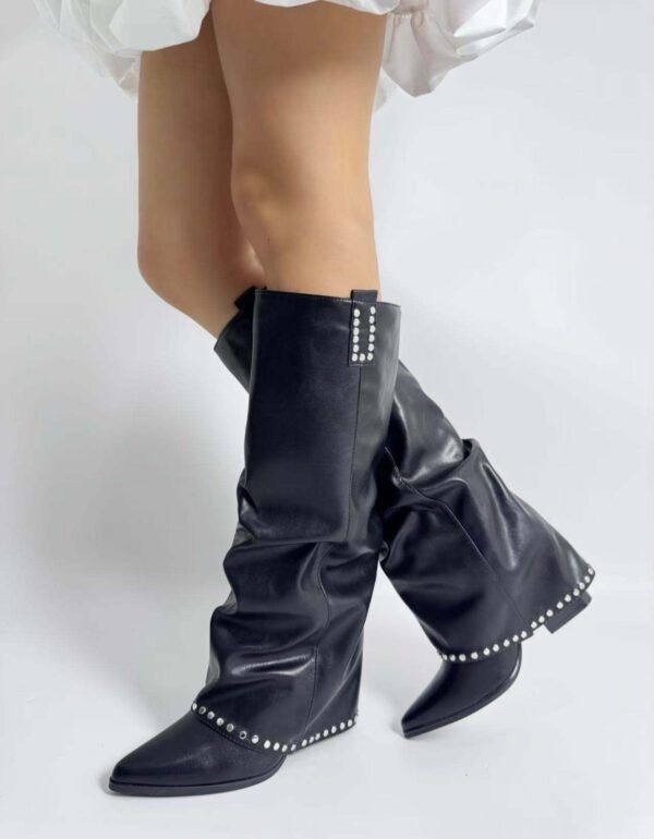Bota tacón lisa negra tachuelas