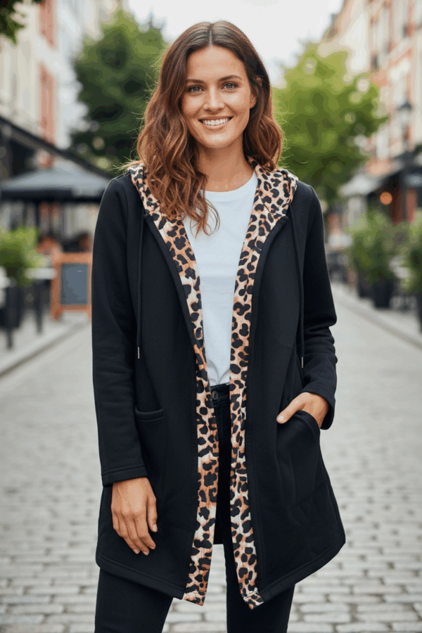 Chaqueta negra y leoapardo